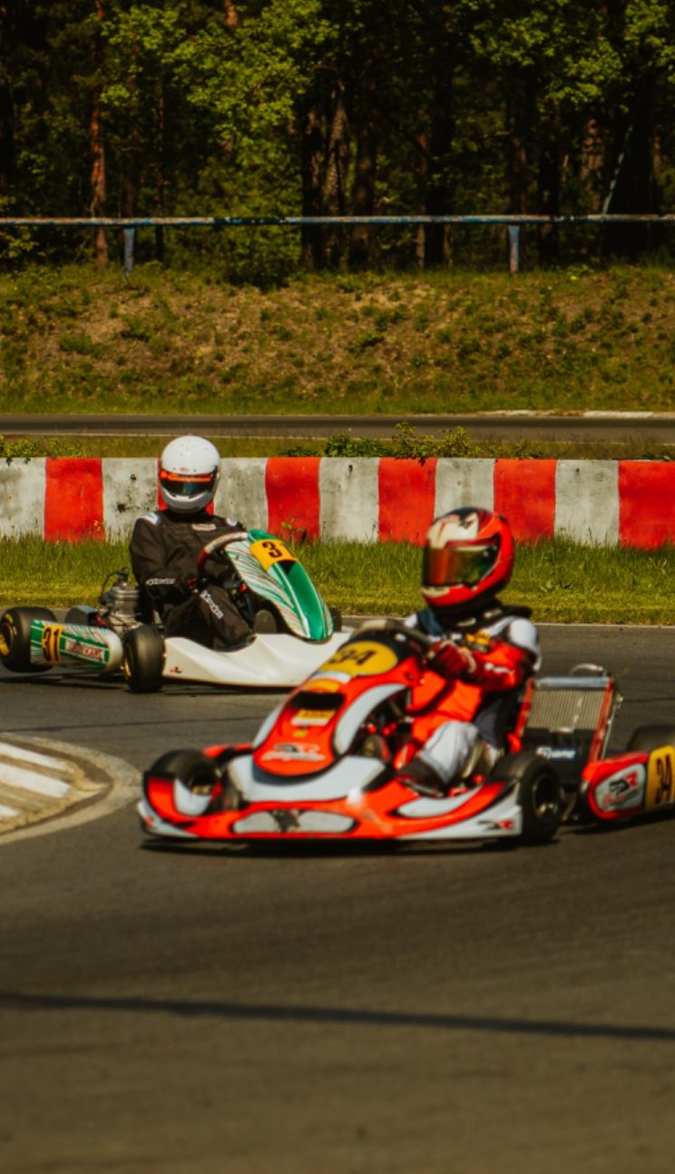 Kartfahrer auf der Strecke