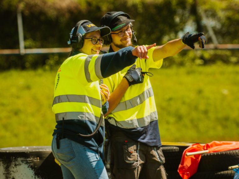 Sportwarte der Streckencrew KCT sichern ein Kart-Rennen